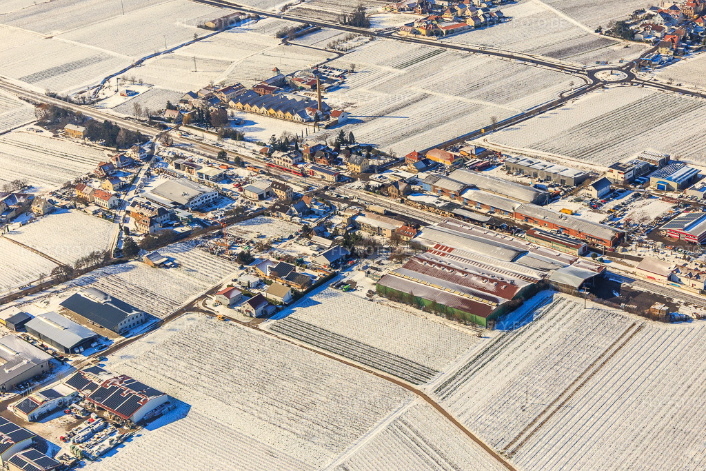 Luftbild: Winterluftbild im Schnee Industriegebiet Bordmühle in Kirrweiler im Bundesland Rheinland-Pfalz in Deutschland. Foto: IMG_124646.jpg vom 11.02.2021 durch Werner Riehm/FLY-FOTO.de