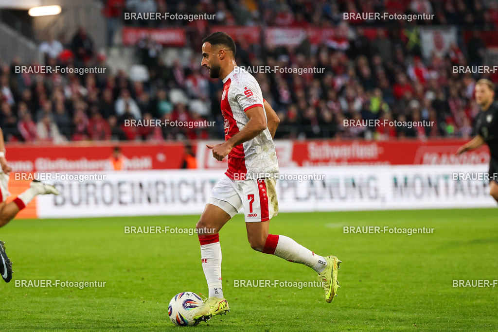 Rot-Weiss Essen - 1.Fc Schweinfurt | Essen, Deutschland, 02.11.2025 Ramien Safi  (Rot-Weiss Essen) Einzelaktion während des 3.Liga Spiels zwischen  Rot-Weiss Essen und 1.Fc Schweinfurt am 02.11.2025 im Stadion an der Hafenstraße in Essen. (Foto von Timo Bluhmki-Schmidt/Brauer Fotoagentur