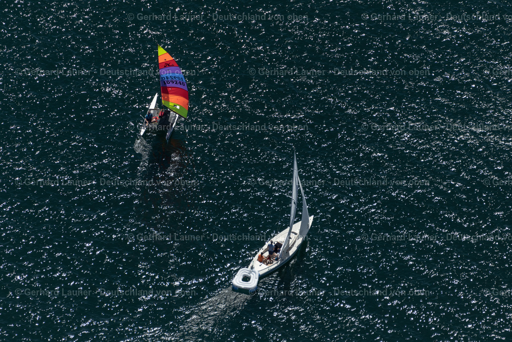 4031380 | STARNBERGER SEE 12.06.2020 Sportboot- Segelschiff mit weißen Seggeln auf dem Fahrt auf dem Starnberger See im Bundesland Bayern, Deutschland. // Sports boat sailing ship with white sails on the journey on Lake Starnberg in the state Bavaria, Germany. Foto: Gerhard Launer