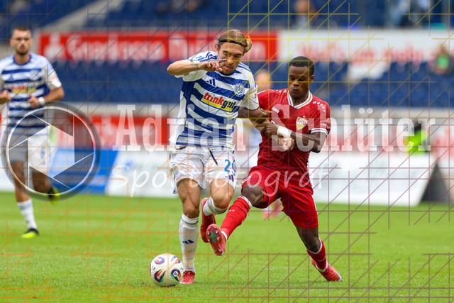 MSV Duisburg vs VfB Stuttgart II - 3. Liga | Duisburg, Deutschland, 02.08.25:   Joshua Bitter (MSV Duisburg) und Abdenego N'Lola Nankishi (VfB Stuttgart II) waehrend des Spiels der 3. Liga MSV Duisburg vs VfB Stuttgart II in der schauinsland-reisen-arena(Foto von Brauer-Fotoagentur / Adrian Schlueter)