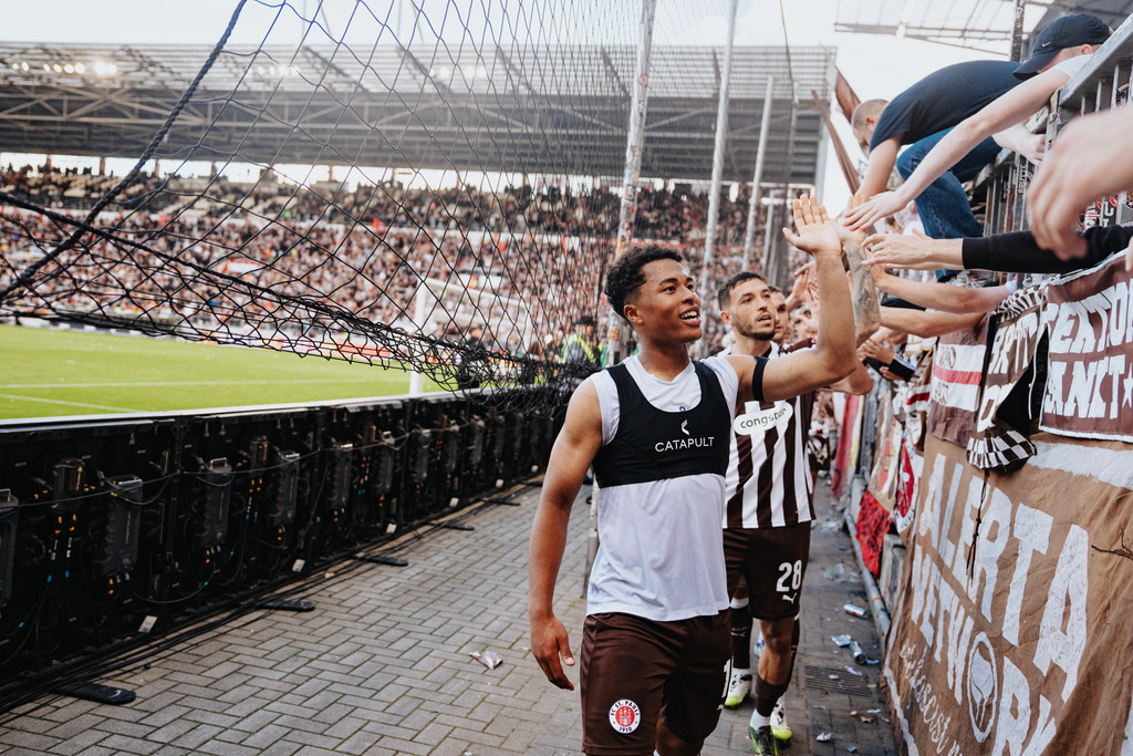 FCS05693 | Der offizielle Shop für FC St. Pauli Fotos. Wähle aus Spielszenen & Fanmomenten dein FCSP Wunschformat. Wir liefern Millerntor-Atmosphäre.