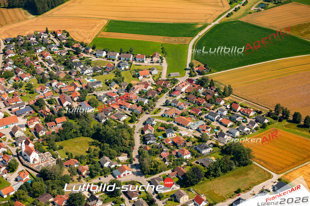 Das Luftbild zeigt : Baindlkirch Ried - Die Luftaufnahme wurde 2024 vom UL-Flugzeug aus erstellt ( keine Drohne ) - Hochauflösende Luftaufnahme - Für grossformatige Ausdrucke geeignet. Die Geschenkidee !Mit Lizenz und Bildrechte bestellbar