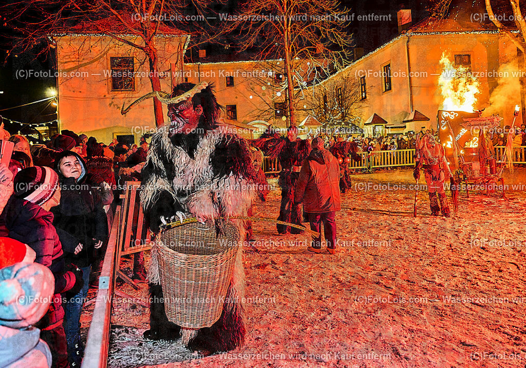 ALP9711_Wieselburger ADVENT_Wintersonnenwende_Perchtenlauf | (C)FotoLois.com, Alois Spandl, Wieselburger Advent, Wintersonnenwendfeier mit Umzug durch die Stadt, Sonnenwendfeuer und Perchtenlauf mit Show im Schlosspark, Mitwirkung der Partnergemeinde EINBECK, Sa 17. Dezmber 2022.