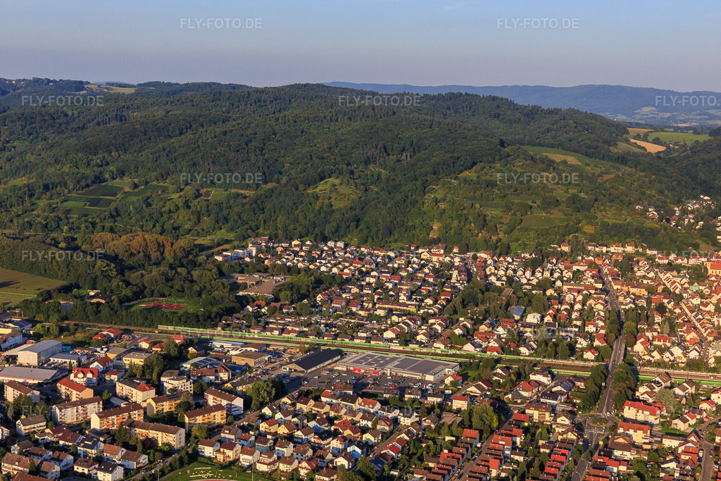 Luftbild: Stadtansicht am Rand des Odenwalds aus Westen in Hemsbach im Bundesland Baden-Württemberg in Deutschland. Foto: IMG_103026.jpg vom 28.08.2017 durch Werner Riehm/FLY-FOTO.de