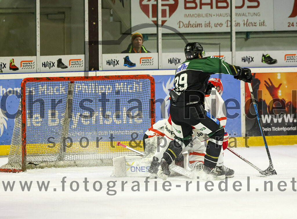 2023-03-10_044_TSV_Erding_gegen_TEV_Miesbach | Erding, Deutschland, 10.03.2023:
Eishockey, Bayernliga Playoffs 2022 / 2023, Halbfinale, TSV Erding gegen TEV Miesbach, Endergebnis: 2:0

Moritz Schlickenrieder (TEV Miesbach, #25), Thomas Plihal (Erding Gladiators, #39)

Foto: Christian Riedel / fotografie-riedel.net