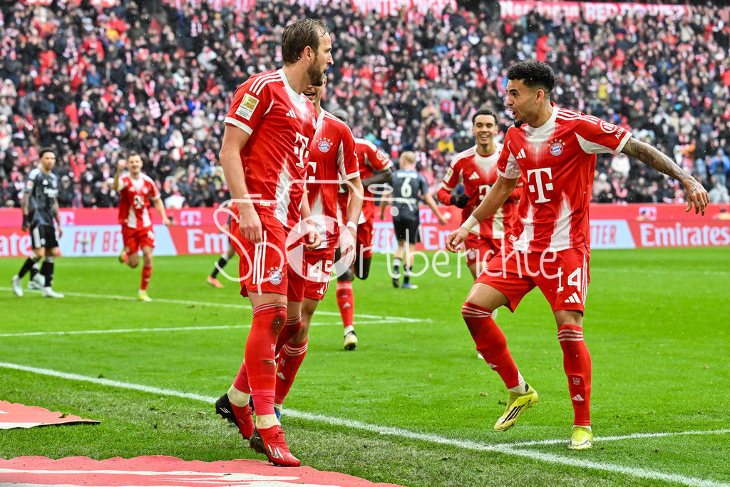 FC Bayern München - Eintracht Frankfurt | MUNICH, GERMANY - 21. FEBRUARY: Jubel der Hausherren nach dem Treffer zum 2-0 durch Harry KANE (FC Bayern Munich 9) / Tor / Torschuetze / Freude / Happy während dem Bundesligamatch zwischen dem FC Bayern München und der SG Eintracht Frankfurt am 23. Spieltag in der Allianz Arena / DFL REGULATIONS PROHIBIT ANY USE OF PHOTOGRAPHS AS IMAGE SEQUENCES AND/OR QUASI-VIDEO / Luis DIAZ (FC Bayern Munich 14)