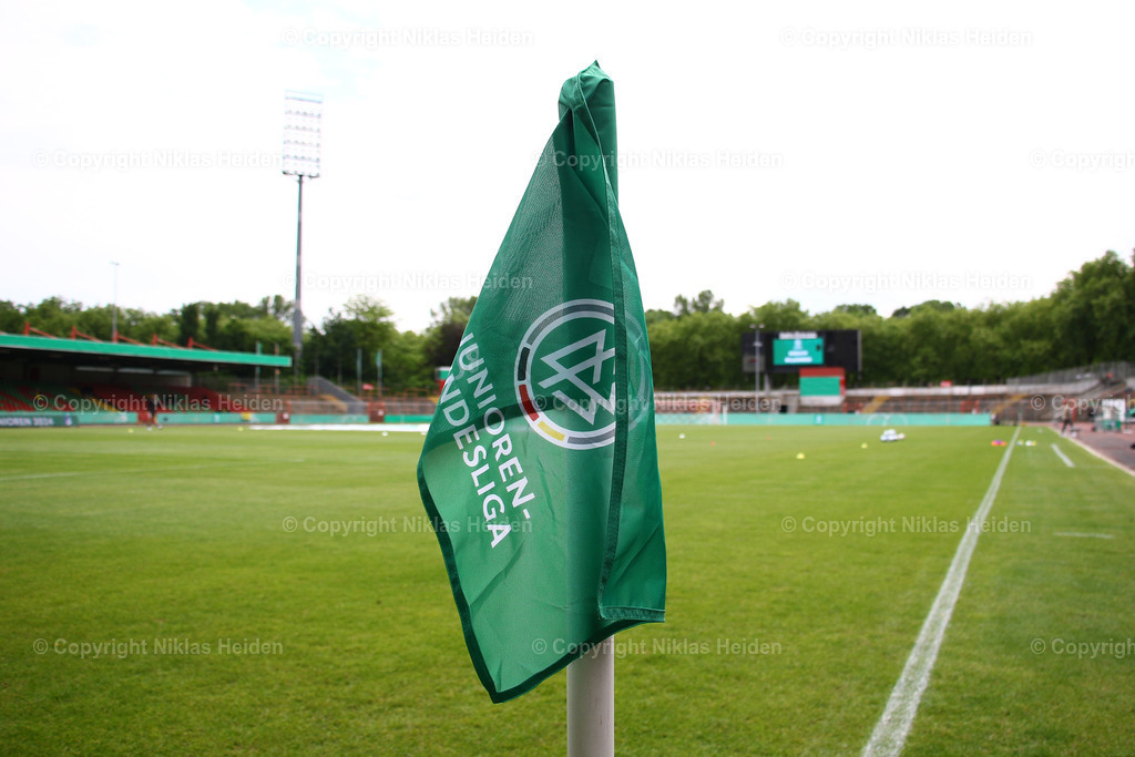 NH_BorussiaDortmundU19_TSG1899HoffenheimU19_U19Bundesliga_30052024 | Eckfahne im Stadion Niederrhein beim Finale der A-Junioren-Meisterschaft.

Fußball I Junioren I A-Junioren Bundesliga I Saison 2023-2024 I Finale Deutsche Meisterschaft I Borussia Dortmund U19 - TSG 1899 Hoffenheim U19 I 30.05.2024 I Stadion Niederrhein