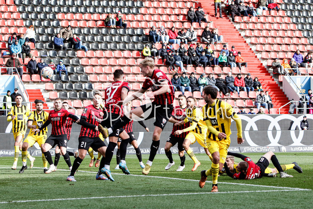 FC Ingolstadt - Borussia Dortmund Amateure | Die Ecke vor dem Treffer zum 0-1 sorgt fuer Probleme bei den Hausherren / DFL REGULATIONS PROHIBIT ANY USE OF PHOTOGRAPHS AS IMAGE SEQUENCES AND/OR QUASI-VIDEO