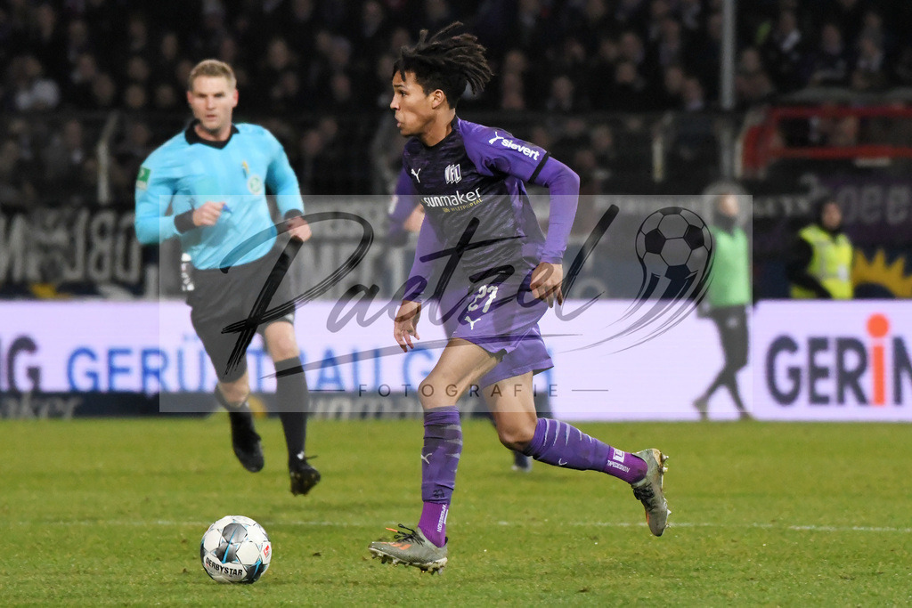 20200129_OSNSVS_0036JPG | Fußball, Herren: Felix Agu (VfL Osnabrück) in Aktion, am Ball, Einzelaktion beim Spiel der 2. Bundesliga zwischen VfL Osnabrück vs. SV Sandhausen am 29.01.2020 im Stadion an der Bremer Brücke in Osnabrück, Deutschland.(Foto von Nico Paetzel) - Realisiert mit Pictrs.com