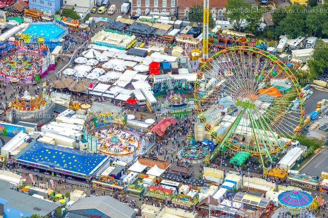 Herne220804106CrangerKirmes |  Luftbild, Cranger Kirmes in Herne-Crange, gut 50 Fahrgeschäfte laden auf das größte Volksfest in NRW ein, Unser Fritz, Herne, Ruhrgebiet, Nordrhein-Westfalen, Deutschland