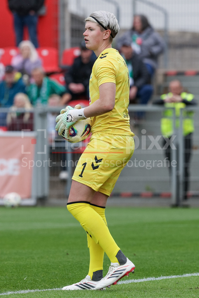 Fussball, Google Pixel Frauen-Bundesliga, Bayer 04 Leverkusen - SV Werder Bremen | Vanessa Fischer (Torhüterin, Torwart, SV Werder Bremen, 1) am Ball, Freisteller, Einzelbild, Ganzkörper, Aktion, Action, Spielszene, DIE DFB-RICHTLINIEN UNTERSAGEN JEGLICHE NUTZUNG VON FOTOS ALS SEQUENZBILDER UND/ODER VIDEOÄHNLICHE FOTOSTRECKEN. DFB REGULATIONS PROHIBIT ANY USE OF PHOTOGRAPHS AS IMAGE SEQUENCES AND/OR QUASI-VIDEO.