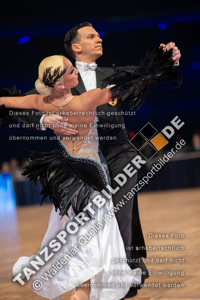 20251206-02842 | Hier finden Sie Tanz Bilder vom Latein und Standard Formationen tanzen. Sportbilder vom Tanzsport. Schöne Fotos und von Weltmeisterschaft, Europameisterschaft, Bundesliga, Regionalliga, Oberliga und Landesliga sowie von GOC Stuttgart, DanceComp, WM Bremen