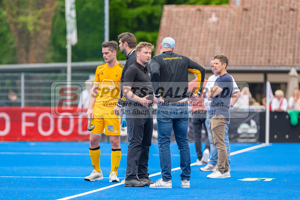 HK_20230507_108043 | 1. Bundesliaga Herren Creefelder HTC - Harvestehuder THC  am 7.5.2023 Crefelder HTC ( CHTC ), Krefeld  , Thomas Hinsken ( SR ) , Bechmann Christoph ( Trainer Harvestehuder THC )