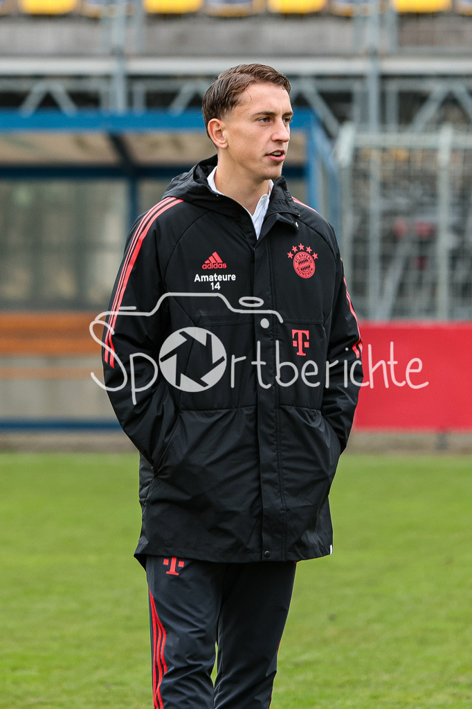 SV Vikoria Aschaffenburg - FC Bayern Amateure | Die Spieler der Amateure sind in Aschaffenburg eingetroffen und begutachten den Platz nochmal vor der Partie / Behar NEZIRI (FCB #14)