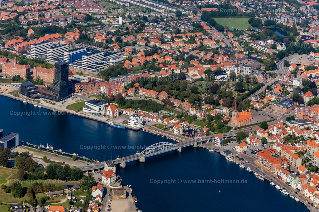 PLB_1838_DK-Sonderburg_90x60 | Luftbild, Dänemark, Stadt Sonderburg. Historische Klappbrücke und Hotel ALSIK am Ostufer des Alsensund. - Realisiert mit Pictrs.com