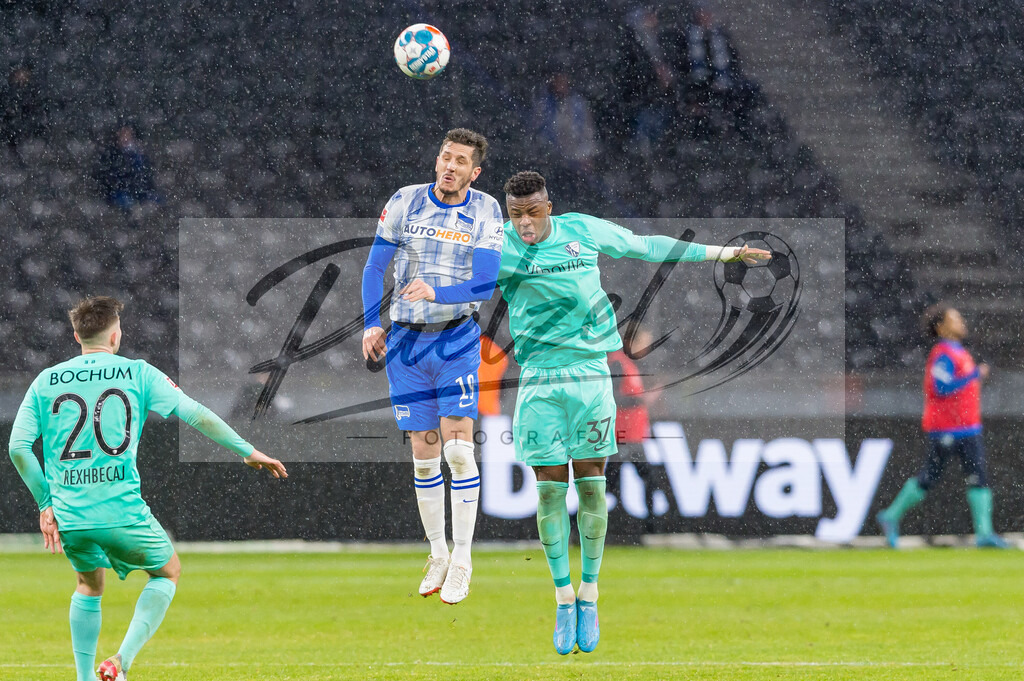 HERBOC20220204_055 | Fussball, Herren: Stevan Jovetic (Hertha BSC) und Armel Bella Kotchap (VfL Bochum) im Zweikampf bei dem Spiel der 1. Bundesliga zwischen Hertha BSC und VfL Bochum im Olypiastadion am 04.02.2022 in Berlin, Deutschland.DFB / DFL REGULATIONS PROHIBIT ANY USE OF PHOTOGRAPHS AS IMAGE SEQUENCES AND/OR QUASI-VIDEO. - Realisiert mit Pictrs.com