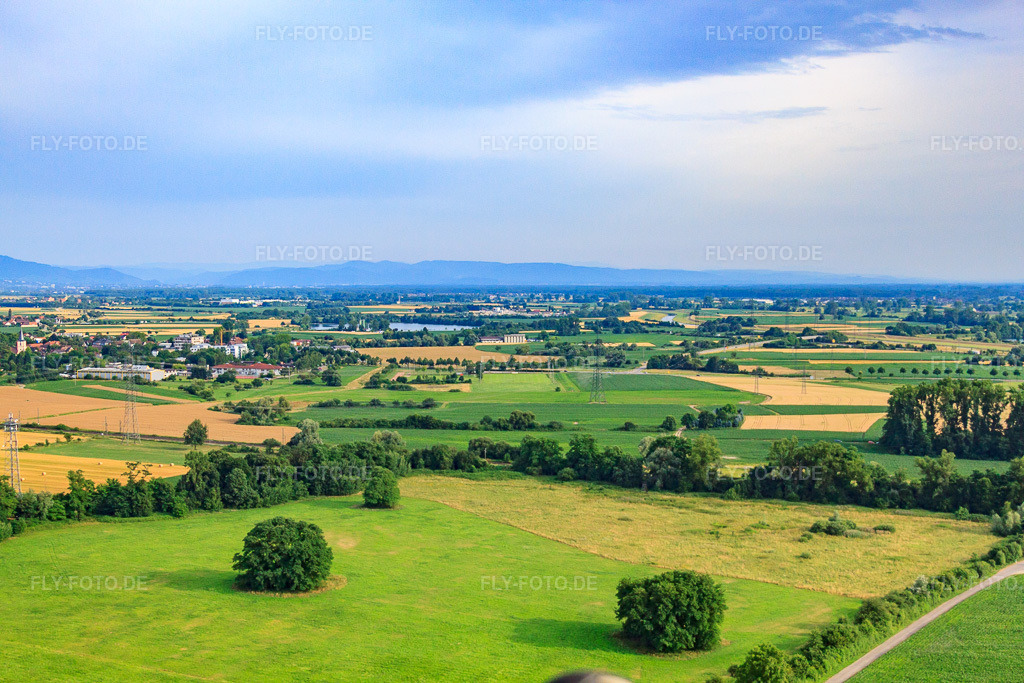Luftbild: Landebahn des Flugplatz Kehl-Sundheim von Norden im Ortsteil Sundheim in Kehl im Bundesland Baden-Württemberg in Deutschland. Foto: IMG_30237.jpg vom 09.07.2010 durch Werner Riehm/FLY-FOTO.de