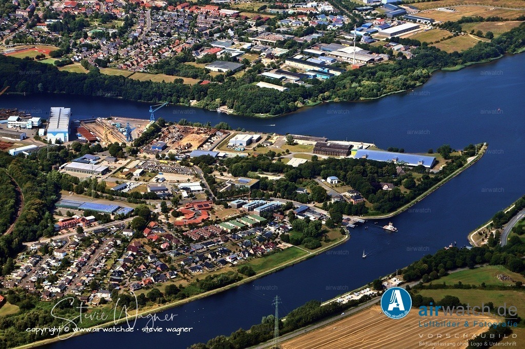 Luftbild Rendsburg - Die Nobiskrug GmbH ist eine traditionsreiche Schiffswerft | Die Nobiskrug GmbH ist eine traditionsreiche Schiffswerft mit Sitz in Rendsburg am Nord-Ostsee-Kanal, gegründet 1905 von Otto Storck. Die Werft ist international bekannt für den Bau von Superyachten ab 60 Metern Länge, darunter ikonische Projekte wie die Sailing Yacht A (143 m) und die Hybrid-Yacht Artefact. Seit ihrer Gründung hat Nobiskrug über 750 zivile und militärische Schiffe gebaut.