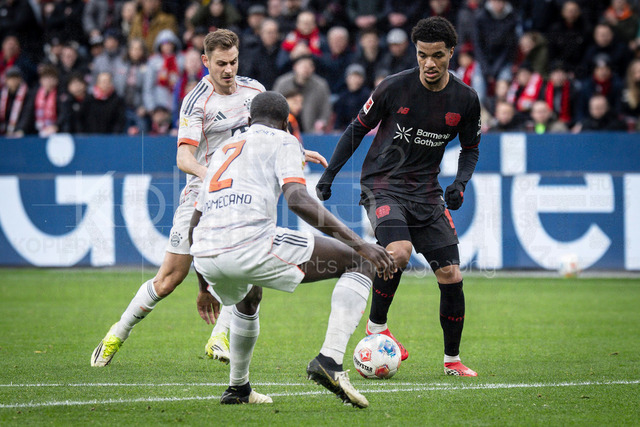 German Bundesliga, Bayer 04 Leverkusen vs. FC Bayern München, 14.03.2026 | LEVERKUSEN, GERMANY - MARCH 14:  Malik Tillman (Bayer 04 Leverkusen, 10) is challenged by Josip Stanisic (FC Bayern Muenchen, 44) and Dayot Upamecano (FC Bayern Muenchen, 2) during the German Bundesliga match on gameday 26 between Bayer 04 Leverkusen vs. FC Bayern München at BayArena on March 14, 2026 in Leverkusen, Germany. DFL REGULATIONS PROHIBIT ANY USE OF PHOTOGRAPHS AS IMAGE SEQUENCES AND/OR QUASI-VIDEO.