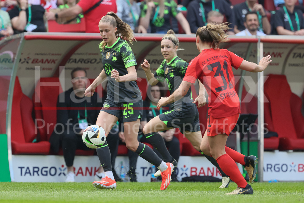 Fussball, DFB-Pokal Finale Frauen, FC Bayern München - VfL Wolfsburg | v.li.: Vivien Endemann (VfL Wolfsburg, 25) am Ball, Einzelbild, Ganzkörper, Aktion, Action, Spielszene, Svenja Huth (VfL Wolfsburg, 10) und Georgia Stanway (FC Bayern München, 31), DIE DFB-RICHTLINIEN UNTERSAGEN JEGLICHE NUTZUNG VON FOTOS ALS SEQUENZBILDER UND/ODER VIDEOÄHNLICHE FOTOSTRECKEN. DFB REGULATIONS PROHIBIT ANY USE OF PHOTOGRAPHS AS IMAGE SEQUENCES AND/OR QUASI-VIDEO.