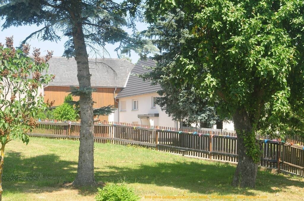 Geißmannsdorf-2026-Ortsbilder-378 | Geißmannsdorf bei Bischofswerda im Sommer 2026. Ein fotografischer Streifzug durch das Dorf Geißmannsdorf, mit Gebäuden, Straßen, Strohpuppen und geschmückten Vorgärten und Grundstücken anlässlich der 800-Jahr-Feier von Geißmannsdorf im Juni 2026 - Realisiert mit Pictrs.com