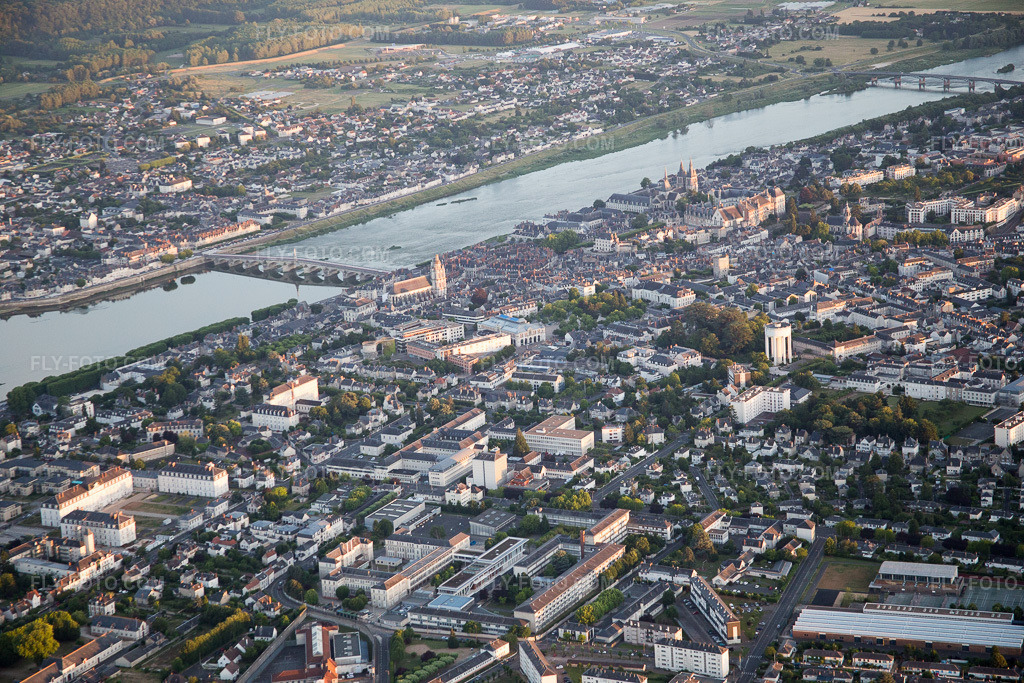 Aerial view: View of the town in Blois in the state Loir et Cher, France. – Photo: IMG_081342.jpg taken on 06/19/2015 by Werner Riehm/FLY-FOTO.com – Resolution of the original: 5472 x 3648 px