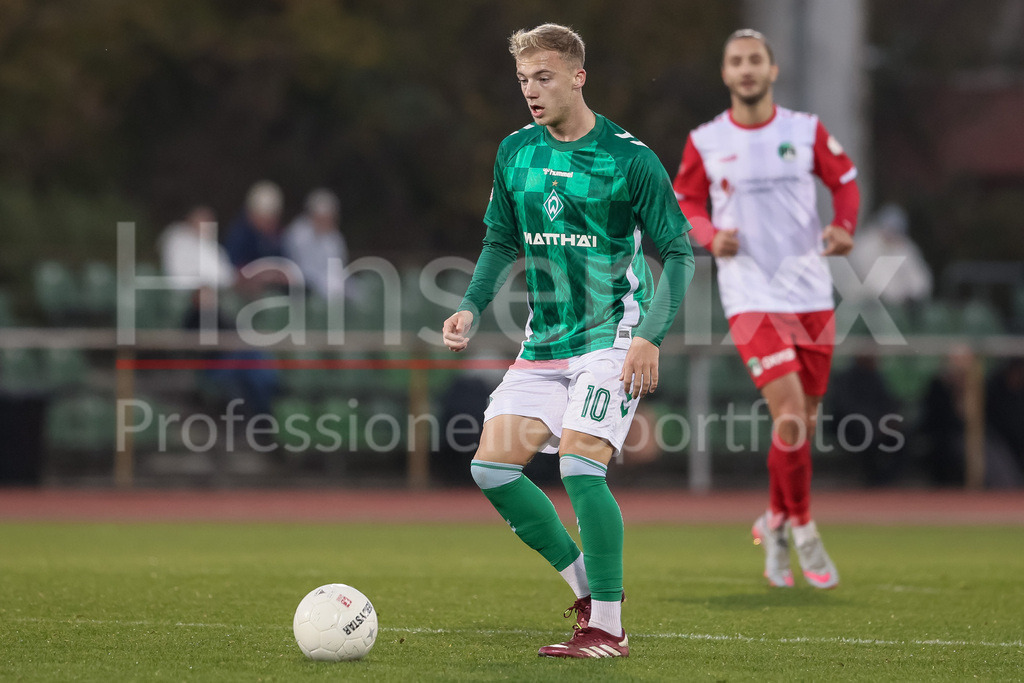 Fussball, Regionalliga Nord, SV Werder Bremen II - VfB Lübeck | v.li.: Dennis Lütke-Frie (SV Werder Bremen II, 10) am Ball, Einzelbild, Ganzkörper, Aktion, Action, Spielszene