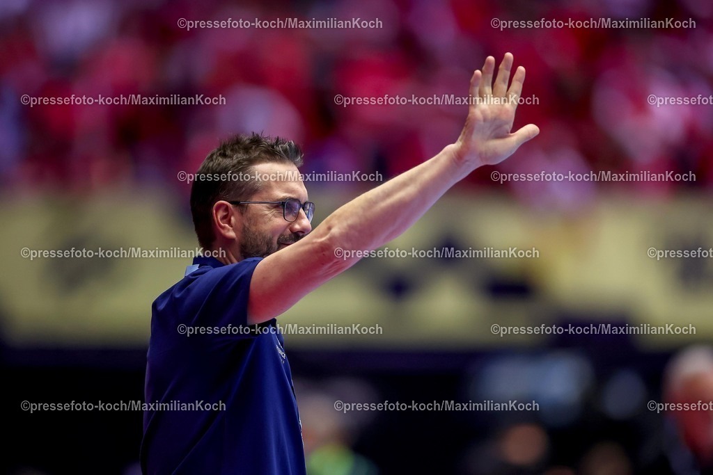 EHF24012601104 | 24.01.2026, Handball, Men's EHF EURO 2026, Frankreich - Portugal, Jyske Bank Boxen in Herning, Dänemark, Main Round: Headcoach Guillaume Gille (France #hc) gestikulierend am Spielfeldrand  