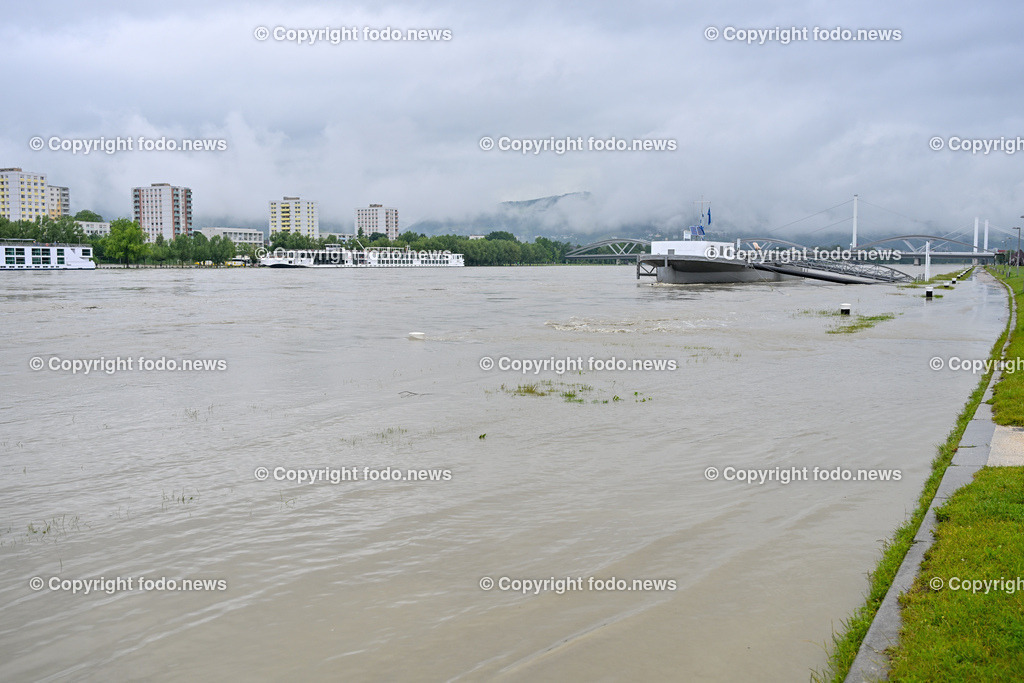 Linz_ Urfahr_ Donau_ Hochwasser_ 04.06.2024-5 | 04.06.2024, Linz, AUT, Urfahr, Hochwasser, im Bild Donau, Donaulaende Linz, Lentos, Schiffsanlegestelle