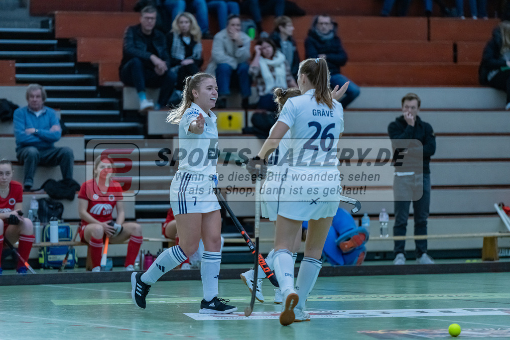 HK_20231217_107678 | 1. Bundesliga Damen Crefelder HC - Düsseldorfer HC  am 17.12.2023 Sporthalle Glockenspitz, Krefeld , Mabel Brands ( Düsseldorfer HC #7 ) , Elisa Gräve ( Düsseldorfer HC #26 ) , Maike Schaunig ( Düsseldorfer HC #21 )