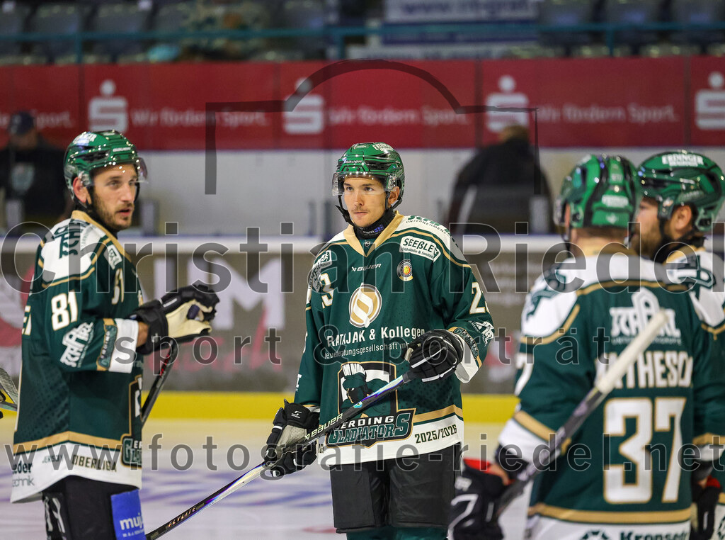 2025-08-22_106_TSV_Erding_gegen_EV_Fuessen | Erding, Deutschland, 22.08.2025:Eishockey, Oberliga Süd 2025 / 2026, Testspiel, TSV Erding gegen EV Füssen, Endergebnis: 1:4Maximilian Forster (Erding Gladiators, #81), Lukas Gaus (Erding Gladiators, #23)Foto: Christian Riedel / fotografie-riedel.net