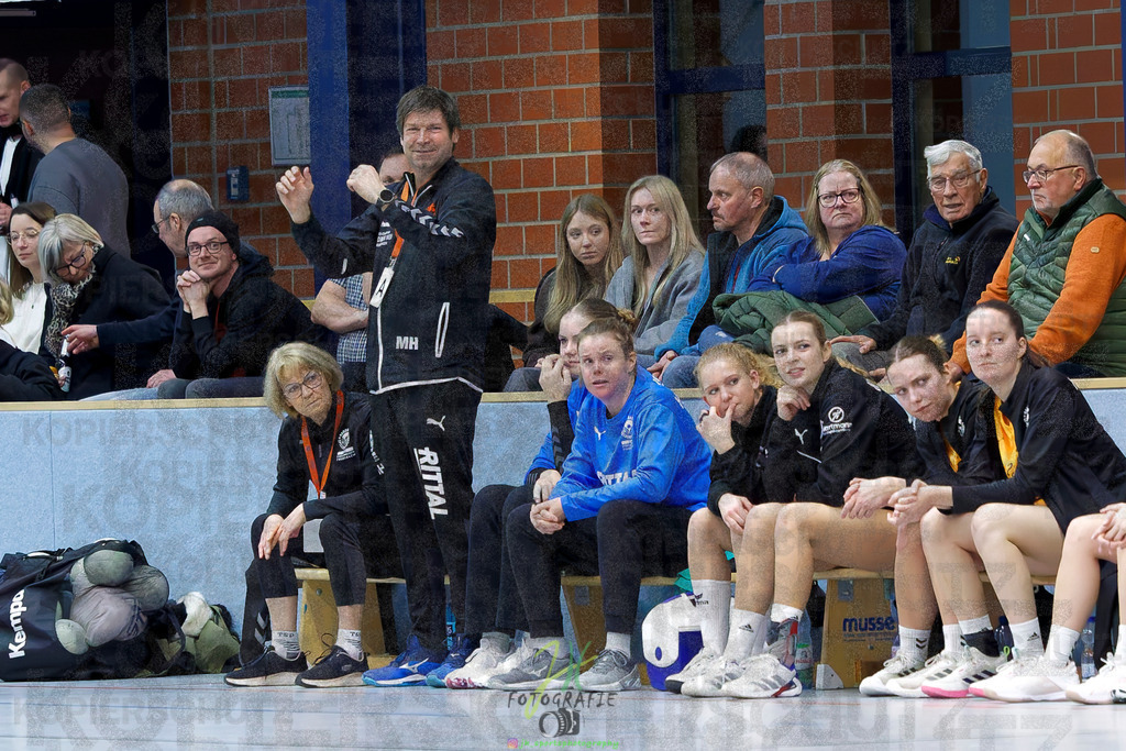 Frauen Oberliga Mitte (HHV); HSG Eibelshausen/Ewersbach - HSG Wettenberg II | Frauen Oberliga Mitte (HHV); HSG Eibelshausen/Ewersbach - HSG Wettenberg II am 13.12.2025 in Steinbrücken (Sporthalle am Hammerweiher)Photo © 2025 - Jörg Heinrich - Realisiert mit Pictrs.com