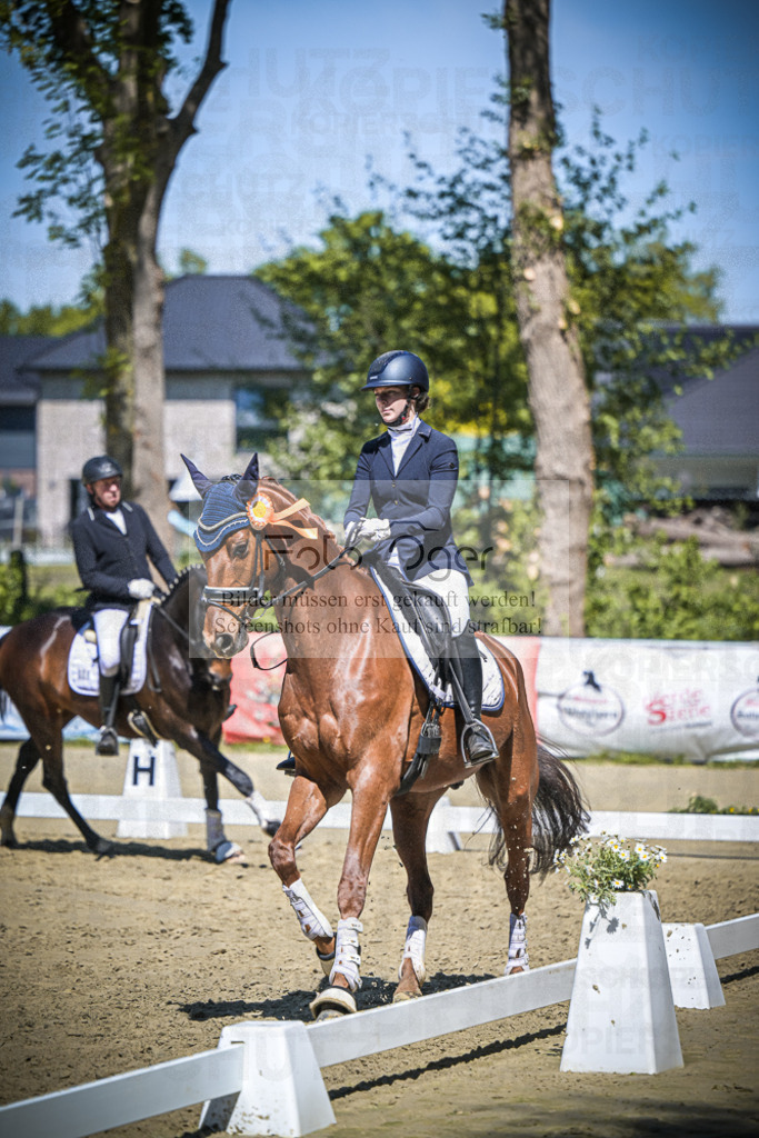 DOS_7859 | Entdecke hochwertige Reitturnierfotos von Foto Oger. Professionell, emotional und authentisch – jetzt Lieblingsmomente im Shop bestellen.Deutschlandweite Turnierfotografie. - Realisiert mit Pictrs.com