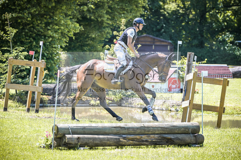 DOS_2138 | Entdecke hochwertige Reitturnierfotos von Foto Oger. Professionell, emotional und authentisch – jetzt Lieblingsmomente im Shop bestellen.Deutschlandweite Turnierfotografie. - Realisiert mit Pictrs.com