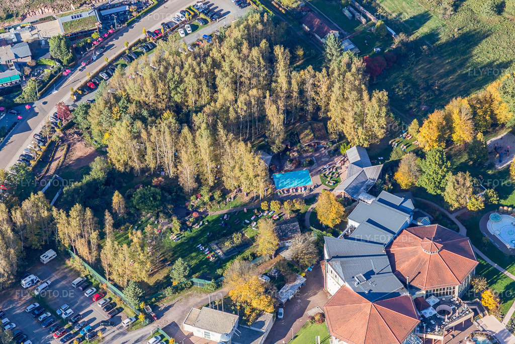 Luftbild: ffelsland Badeparadies in Dahn im Bundesland Rheinland-Pfalz in Deutschland. Foto: IMG_103992.jpg vom 14.10.2017 durch Werner Riehm/FLY-FOTO.deFelsland Badeparadies und Saunawelt Dahn | Eintauchen und Wohlfühlen