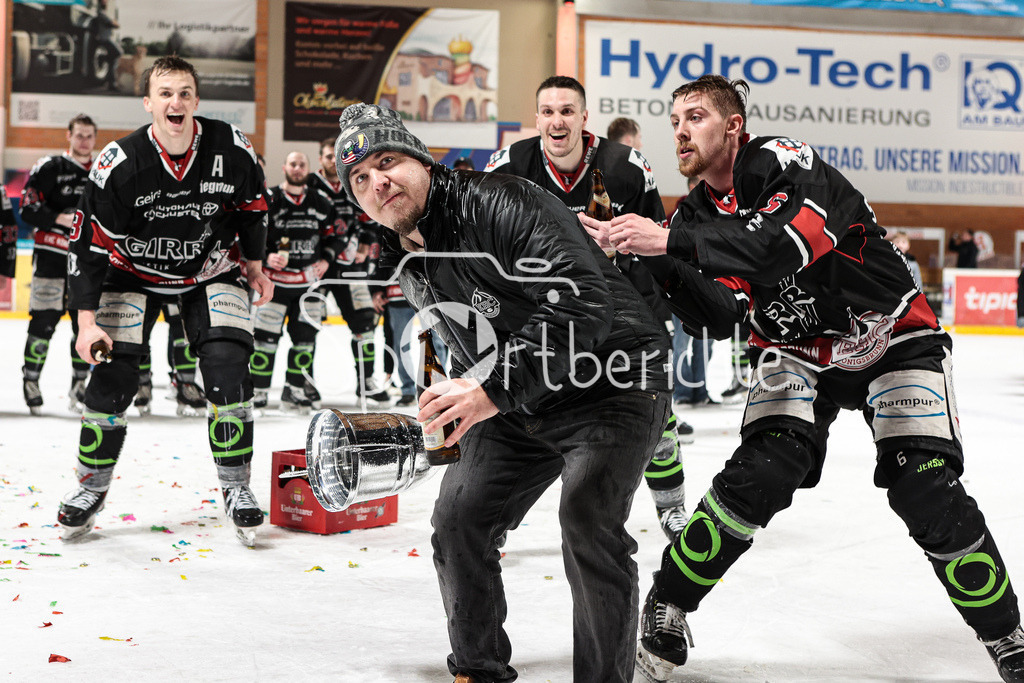 EHC Königsbrunn - TEV Miesbach | Grenzenloer Jubel beim EHC Koenigsbrunn nach dem Gewinn der Bayerliga Meisterschaft im Spiel 3 der Playoffserie gegen den TEV Miesbach / Jubel / Freude / Siegerfoto / Trainer Robert LINKE