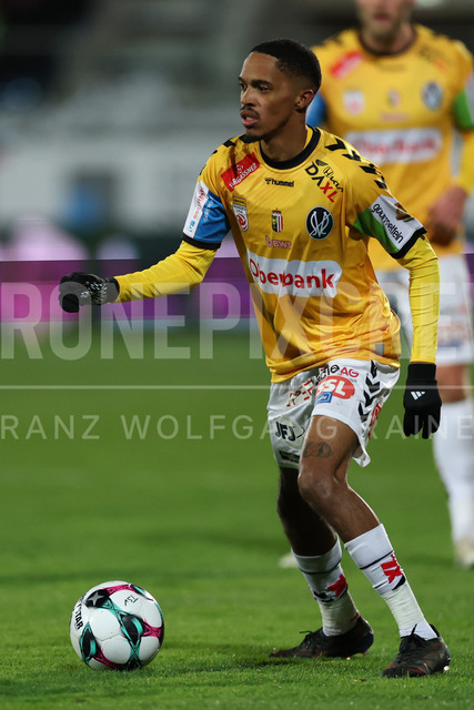 TSV Egger Glas Hartberg vs SV Oberbank Ried – Austrian Bundesliga Match | The image shows Antonio Van Wyk (Ried) with ball, at the Bundesliga match TSV Hartberg vs SV Ried at Profertil Arena Hartberg. 22.11.2025