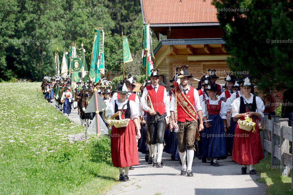 d-news-2023-Juli23-Regimentsschuetzenfest3-Steeg-UMZUG_Feld-DSC07251 | Info aus dem Bezirk Reutte/Ausserfern Tirol sowie eine umfangreiche Bilddatenbank über die gesamte Region: Lechtal, Talkessel Reutte, Tannheimertal, Zwischentoren. Lech, Plansee, Zugspitze, Grenztunnel, B179, Fernpassstraße, Verkehr, Lawinen, Tradition, - Realisiert mit Pictrs.com