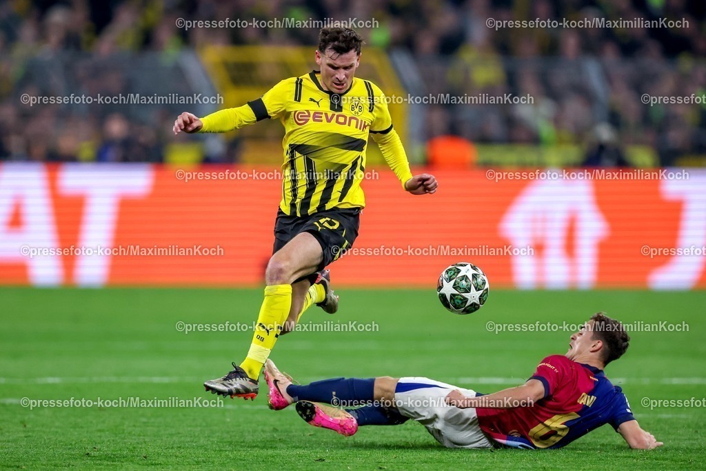 UCL1504251054 | 15.04.2025, Fußball, UEFA Champions League, Borussia Dortmund - FC Barcelona, BVB Stadion, Viertelfinale, Saison 2024 2025: Pascal Groß (BVB #13) im Zweikampf gegen Gavi Pablo Martin Paez Gavira (FC Barcelona #06) Regulations prohibit any use of photographs as image sequences and or quasi-video.