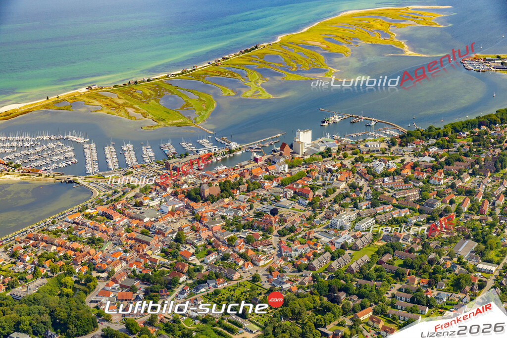 Luftbild der Stadt Heiligenhafen - Die Luftaufnahme wurde 2025 vom UL-Flugzeug heraus erstellt ( keine Drohne ) - Hochauflösende Luftaufnahme - für professionelle Ausdrucke geeignet. Die Geschenkidee !Hier alle&nbsp;Infos zur Lizenzierung der LuftaufnahmeWir fliegen auch dieses Jahr wieder in Ihre Region um Luftbilder zu erstellen.- Luftbild anfragen