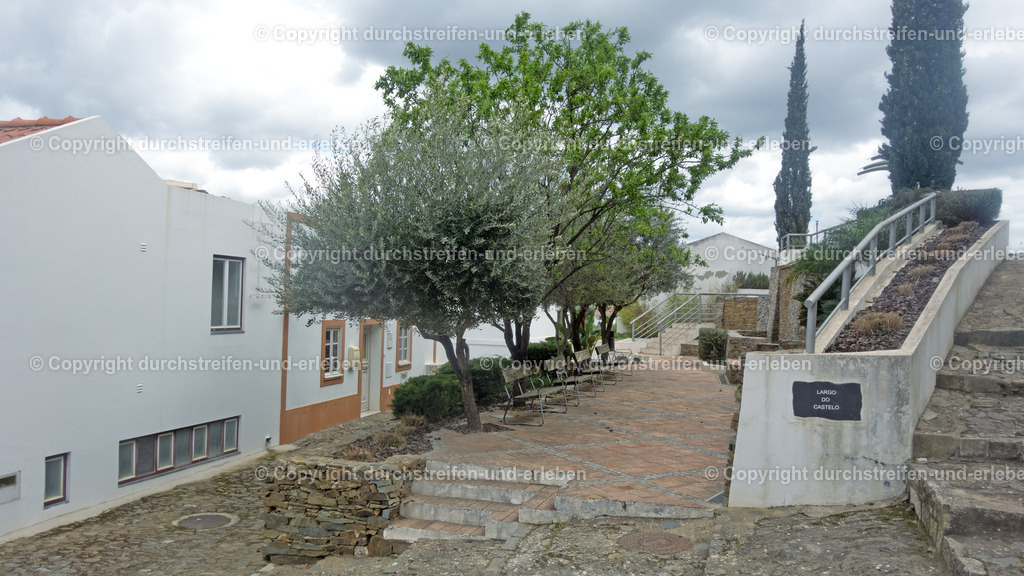 Largo do Castelo Burgplatz Alcoutim | Castelo de Alcoutim (Neuere Burg): Die heutige Hauptsehenswürdigkeit im Ortskern wurde im 14. Jahrhundert (ca. 1304) unter König D. Dinis zum Schutz der Grenze gegenüber Spanien errichtet. Direkt am Fluss Guadiana, gegenüber der spanischen Burg von Sanlúcar de Guadiana. Im Inneren befindet sich ein archäologisches Museum, das unter anderem eine beeindruckende Sammlung von Brettspielen aus der islamischen Zeit ausstellt. Sie diente jahrhundertelang der Überwachung des Schiffsverkehrs auf dem Fluss. Alcoutim ist eine Kleinstadt und ein Kreis mit 2523 Einwohnern in Portugal, im Distrikt Faro. Sie liegt im äußersten Nordosten der Algarve am hier zu sehenden Grenzfluss Guadiana. Auf der anderen Seite liegt Spanien. - Realisiert mit Pictrs.com