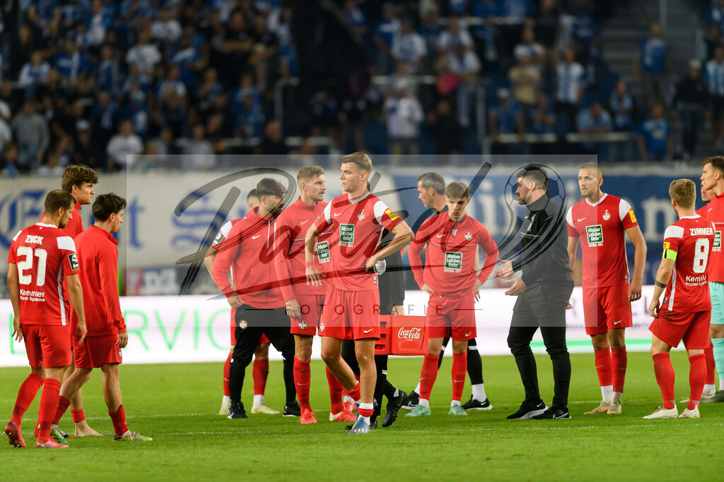 FCMFCK20210904_073 | Fussball, Herren: . Spieler vom 1. FC Kaiserslautern enttaeuscht beim Spiel der 3. Liga zwischen 1. FC Magdeburg und 1. FC Kaiserslautern in der MDCC-Arena am 04.09.2021 in Magdeburg, Deutschland.DFB / DFL REGULATIONS PROHIBIT ANY USE OF PHOTOGRAPHS AS IMAGE SEQUENCES AND/OR QUASI-VIDEO. - Realisiert mit Pictrs.com