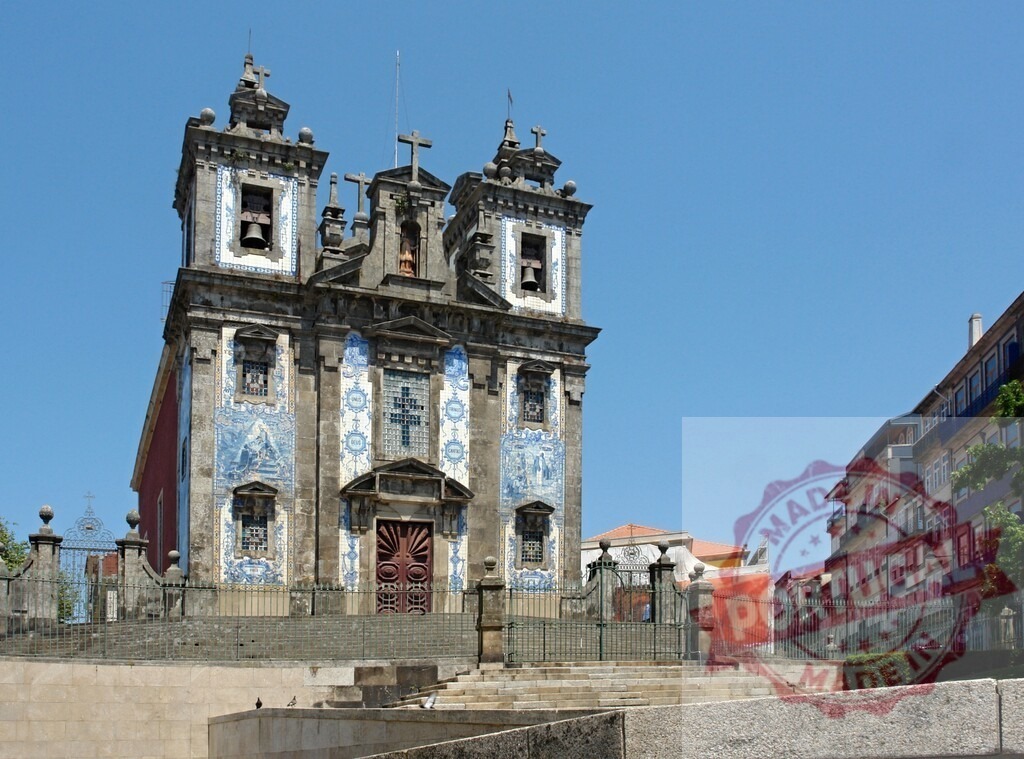 Saint Ildefonso Church facade with azulejo tiles in Porto. Porto - Portugal | Saint Ildefonso Church, known for its iconic blue azulejo tile facade, standing under a clear sky - Realisiert mit Pictrs.com