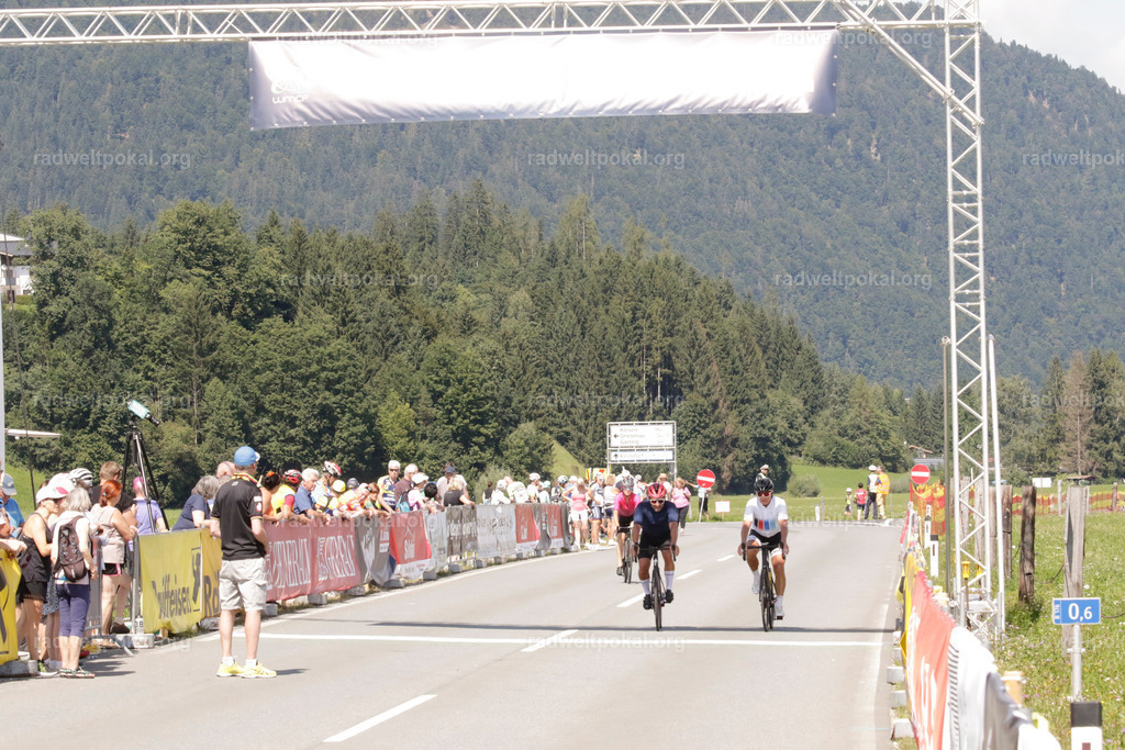827_20230817_Bewerb_Maenner_Muehlanger | AUT - OESTERREICH, 2023-08-16: SPORT RENNRAD-FAHREN - 55. INTERNATIONALER RADWELTPOKAL IN ST. JOHANN IN TIROL  - Vintage-Radrennen mit WM-Bronze-Medaillen-Siegerin Christina Schweinberger, den Teilnehmer und Alexander Baumann (vom Orginastions-Team) - TAG 2 BEWERB MAENNER IN SECHS GRUPPEN  ; Foto: Roland Muehlanger