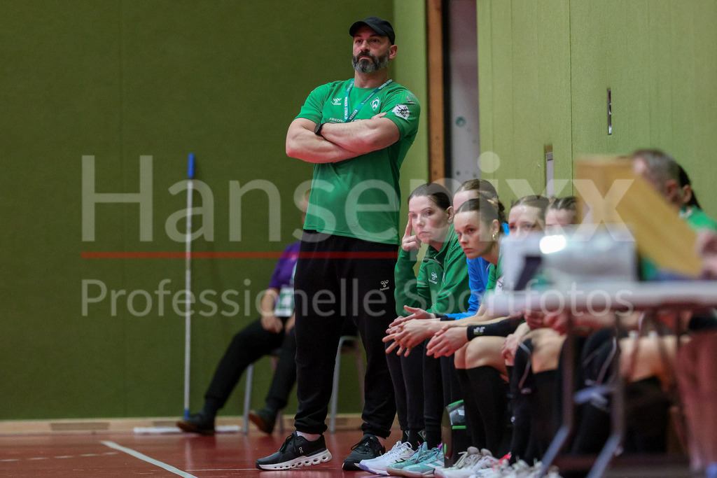 Handball, 2. Bundesliga Frauen, SV Werder Bremen - HC Rödertal | v.li.: Patrice Giron (Trainer, Interimstrainer, Cheftrainer, SV Werder Bremen), enttäuscht schauend, Enttäuschung