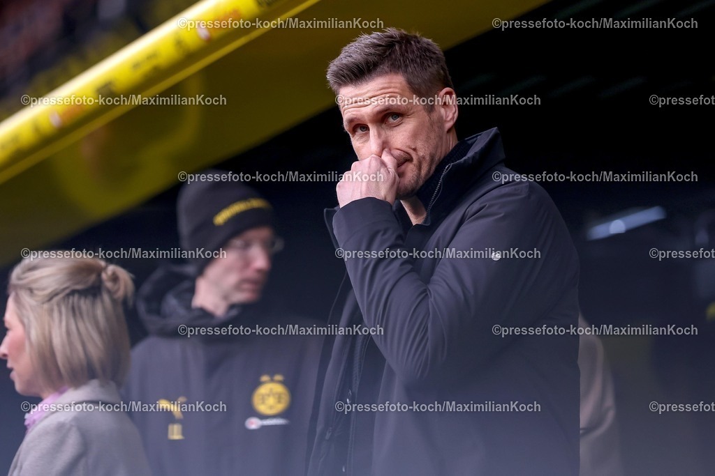 BVB21032602081 | 21.03.2026, Fußball, Borussia Dortmund - Hamburger SV, 1. Fußball Bundesliga, 27. Spieltag, Signal Iduna Park, Saison 2025 2026: Sportdirektor Sebastian Kehl (BVB #sk) greift sich skeptisch blickend Mimik ins Gesicht an die Nase  DFB regulations prohibit any use of photographs as image sequences and or quasi-video.