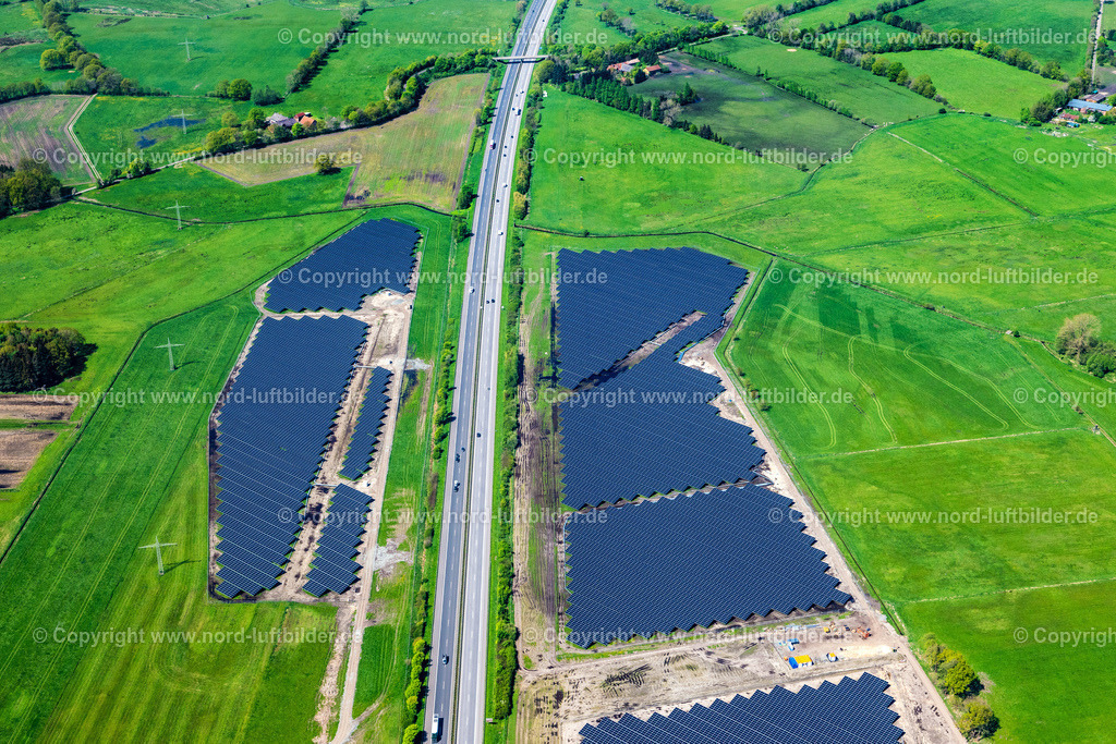 Bockelholm_A7_Photovoltaikanlagen_ELS_5997010524 | ELINENHOF 01.05.2024 Photovoltaikanlage und Solarkraftwerk - Panelreihen am Rande der Fahrspuren der Autobahn- Trasse und Streckenverlauf der BAB A7 in Elinenhof im Bundesland Schleswig-Holstein, Deutschland. Weiterführende Informationen bei: Autobahn GmbH des Bundes. // Photovoltaic system and solar power plant - rows of panels on the edge of the lanes of the motorway route and route of the BAB A 7 in Elinenhof in the state Schleswig-Holstein, Germany. Further information at: Autobahn GmbH des Bundes. Foto: Martin Elsen