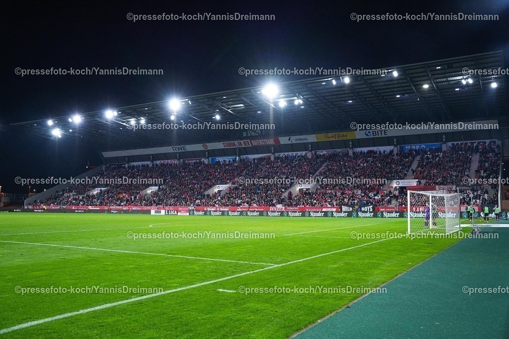 xYDRx02112502112 | 02.11.2025, xydrx, Fußball, 3.Liga, Rot-Weiss Essen - 1.FC Schweinfurt 05, Saison 2025 2026, Stadion an der Hafenstraße: Übersichtsbild Gegengrade   DFB regulations prohibit any use of photographs as image sequences and or quasi-video.