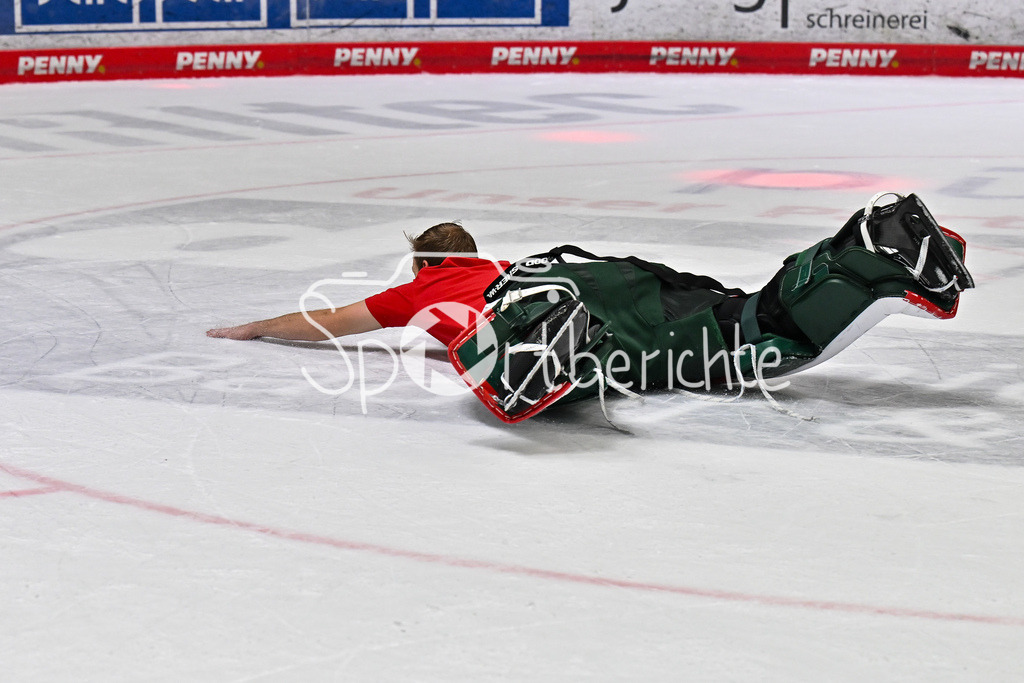 Augsburger Panther - Schwenninger Wild Wings | aUGSBURG, DEUTSCHLAND - 2. NOVEMBER: Die Spieler der Panther feier zusammen mit den Zuschauern den Heimsieg gegen Schwenningen nach dem Ligaspiel zwischen den Augsburger Panthern und den Schwenninger Wild Wings am 17. Spieltag der Penny DEL im Curt Frenzel Stadion am 02.11.2025 /  Michael GARTEIG (Augsburger Panther 34