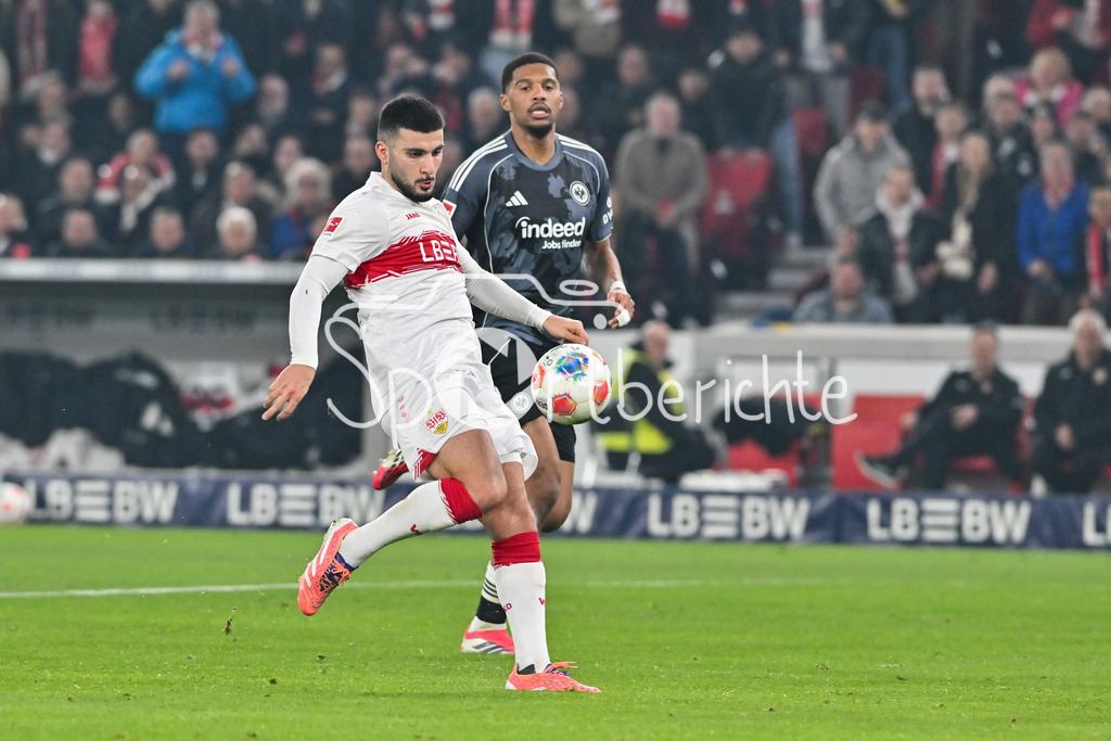 VfB Stuttgart - SG Eintracht Frankfurt | STUTTGART, GERMANY - 13. JANUARY: im Bild ein Torschuss von Deniz UNDAV (VfB Stuttgart 26) während dem Bundesligamatch zwischen dem VfB Stuttgart und der SG Eintracht Frankfurt am 17. Spieltag in der MHP-Arena / DFL REGULATIONS PROHIBIT ANY USE OF PHOTOGRAPHS AS IMAGE SEQUENCES AND/OR QUASI-VIDEO